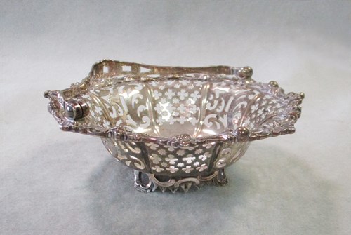 Lot 265 - A George III silver swing handled bon-bon dish