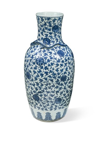 Lot 27 - A Chinese blue and white export porcelain large vase, Late Qing Dynasty circa 1880