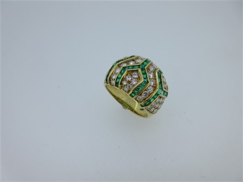 Lot 269 - An emerald and diamond bombé ring