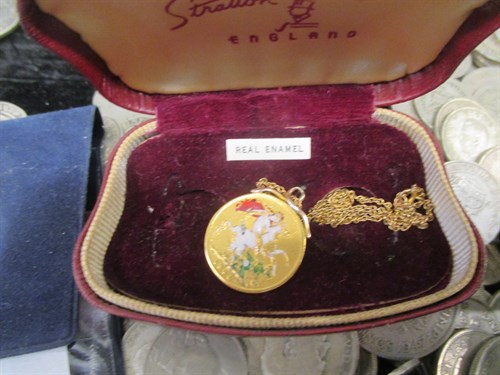Lot 119 - An Edward 1904 gold sovereign together with a...