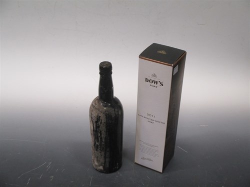 Lot 36 - A mid 20th century bottle of port and a Dows...