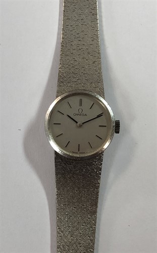 Lot 468 - Omega - A lady's 9ct white gold wristwatch