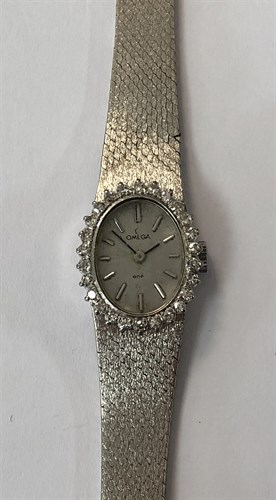 Lot 472 - Omega - A lady's stainless steel Genève wristwatch with diamond bezel