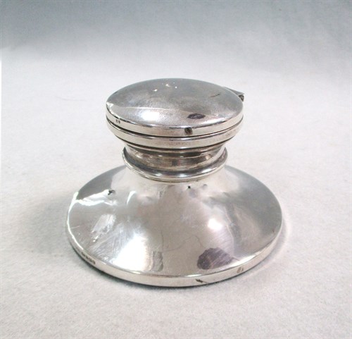 Lot 397 - A 20th century silver capstan inkwell, with...
