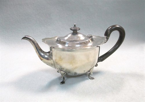 Lot 270 - An Edward VII silver bachelor teapot