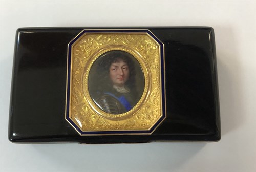 Lot 372 - An early 19th century French gold lined boîte à portrait de Louis XIV