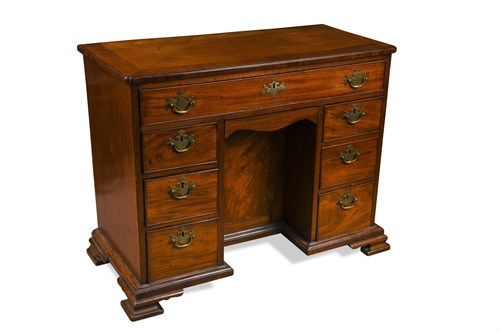Lot 463 - A George III mahogany kneehole desk
