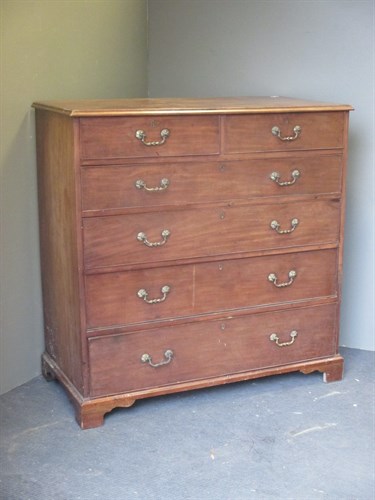 Lot 449 - A George III mahogany chest of drawers 119 x...