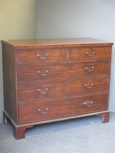 Lot 375 - A George III mahogany chest of drawers, 106 x...