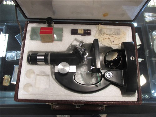Lot 141 - A simple microscope, dumpy level and another...