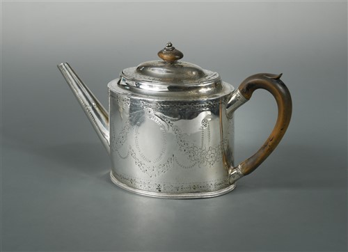 Lot 565 - A George III silver teapot by Hester Bateman