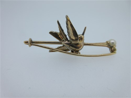 Lot 29 - A diamond set hummingbird brooch