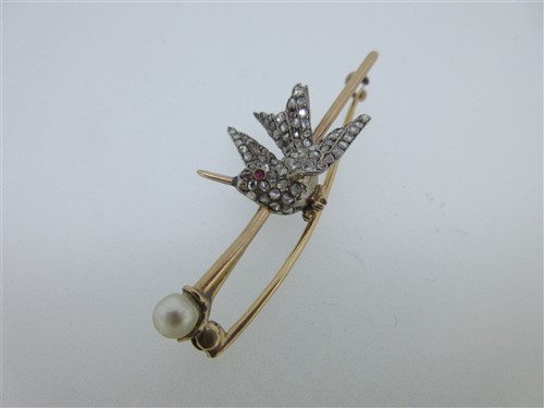 Lot 29 - A diamond set hummingbird brooch