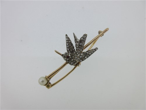 Lot 29 - A diamond set hummingbird brooch