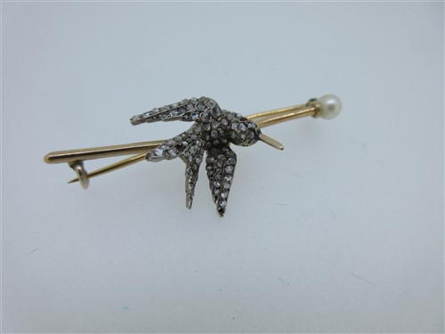 Lot 29 - A diamond set hummingbird brooch