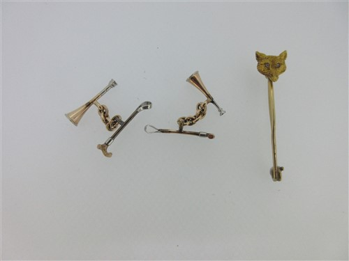 Lot 184 - A pair of hunting horn and riding crop cufflinks, together with fox mask stock pin