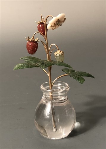 Lot 375 - A hardstone table ornament modelled as a spray of wild strawberries