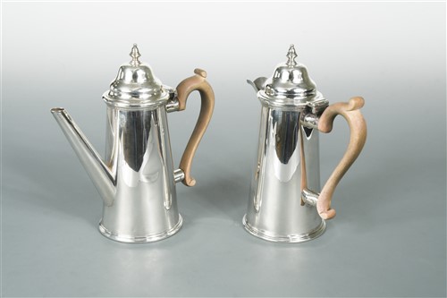 Lot 668 - A George V silver café au lait set