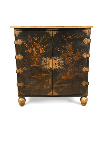 Lot 402 - An 18th century lacquer cabinet