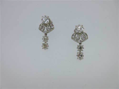 Lot 291 - A pair of screwback diamond earrings with detachable diamond drops