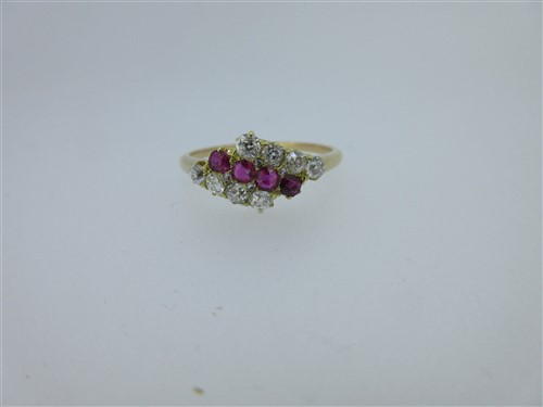 Lot 100 - A ruby and diamond ring