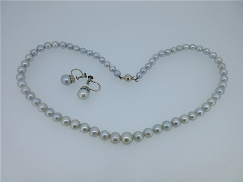 Lot 253 - A necklace of dove grey cultured pearls with matching screwback earrings