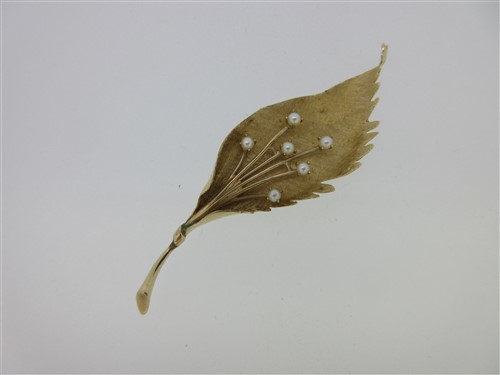 Lot 182 - A leaf brooch with a spray of seed pearls