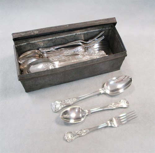 Lot 653 - A 42 piece set of Edward VII silver flatware