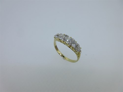 Lot 282 - An Edwardian style five stone diamond ring