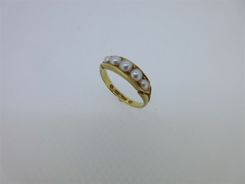 Lot 27 - An 18ct gold pearl set ring