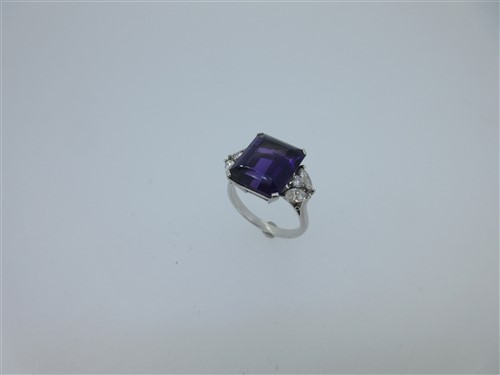 Lot 240 - An amethyst and diamond ring