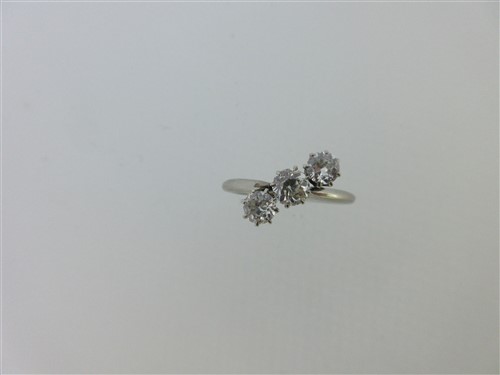 Lot 228 - A diamond diagonal 3 stone ring