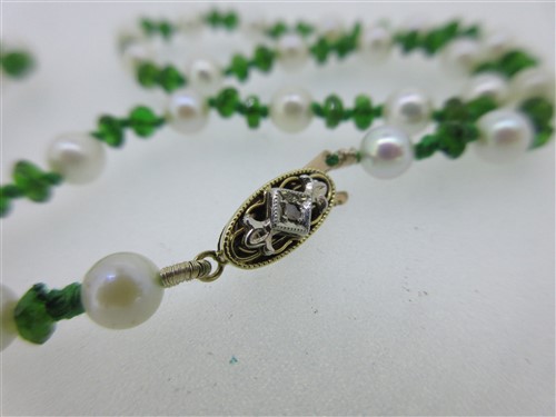 Lot 140 - A cultured pearl and chrome diopside necklace