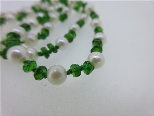 Lot 140 - A cultured pearl and chrome diopside necklace