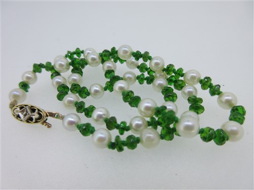 Lot 140 - A cultured pearl and chrome diopside necklace