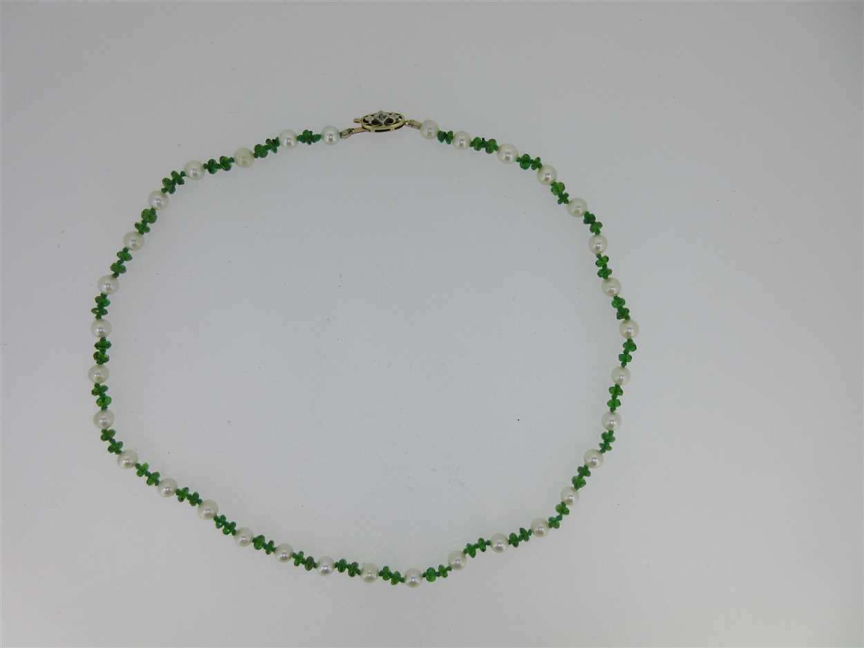 Lot 140 - A cultured pearl and chrome diopside necklace
