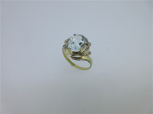 Lot 150 - An aquamarine and diamond ring set  in 18ct gold