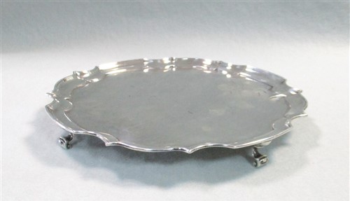 Lot 671 - A George V silver salver