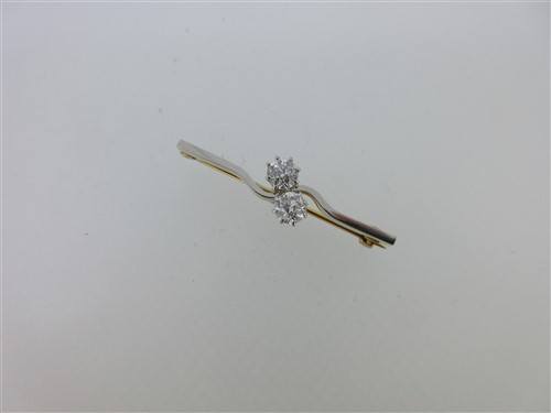 Lot 102 - A diamond two stone crossover bar brooch