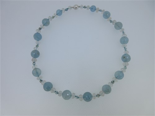 Lot 213 - An aquamarine bead necklace