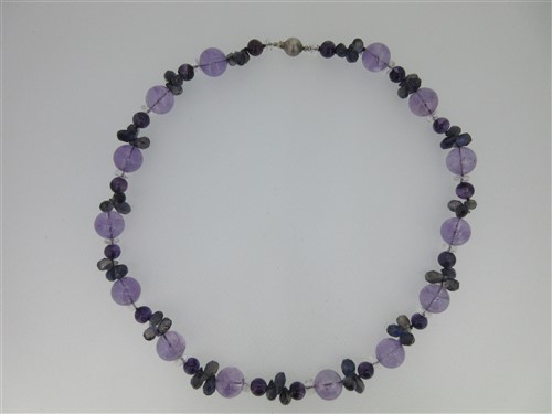 Lot 89 - An amethyst and iolite bead necklace