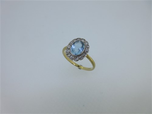 Lot 190 - An aquamarine and diamond cluster ring