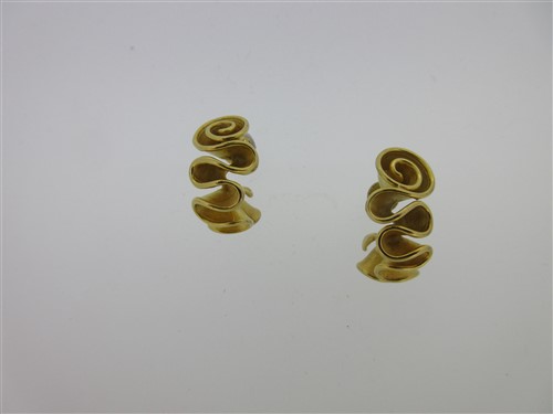 Lot 280 - A pair of gold curled ribbon ear hoops