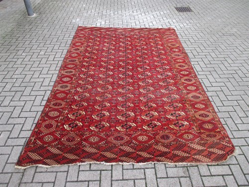 Lot 683 - A Tekke Turkoman carpet