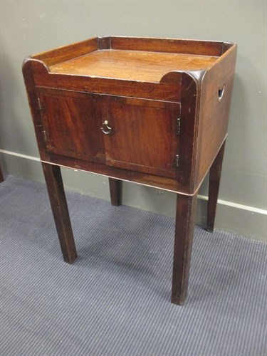 Lot 596 - A Georgain mahogany night cupboard