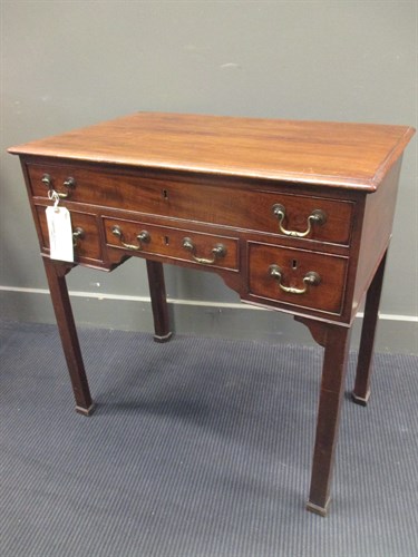 Lot 582 - A mahogany kneehole dressing table 77 x 76 x...