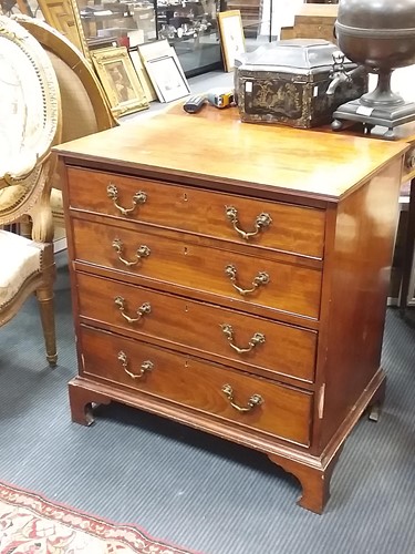 Lot 457 - A small George III style mahogany chest of...