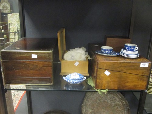 Lot 255 - A blue and white dolls tea set, a travelling...
