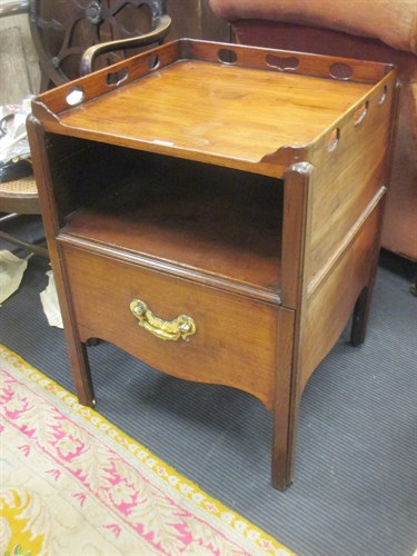 Lot 631 - A good George III mahogany commode 73 x 54 x 54cm