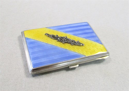 Lot 324 - A George V silver and enamel cigarette case